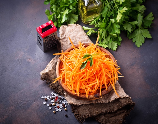 fresh grated carrot on wooden plate - Постные ленивые голубцы с грибами и рисом