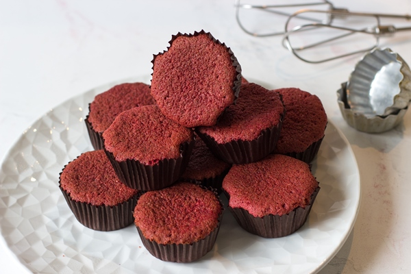 red velvet cupcake in form for baking on a white table - Капкейки "Красный бархат"