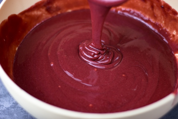 red velvet dough dripping from a spoon - Капкейки "Красный бархат"