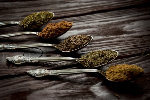 spices in spoons coriander cumin thyme provencal herbs ground nutmeg - Соус из красной смородины