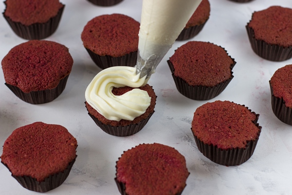 the process of applying the cream on a cupcake red velvet - Капкейки "Красный бархат"