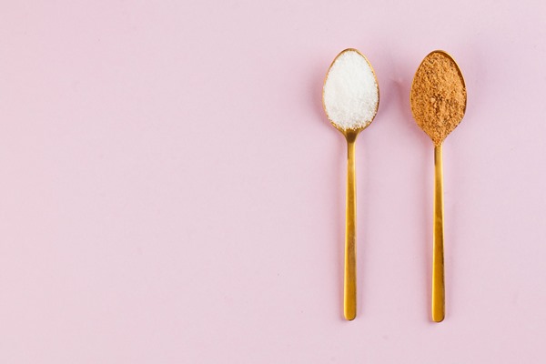 coconut and refined white sugar in gold spoons on a pink surface - Острый фруктовый салат