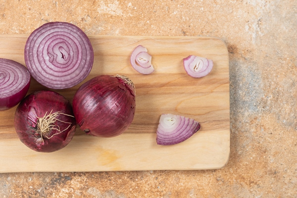 fresh purple onion placed on a wooden cutting board - Фруктовая острая закуска, постный стол
