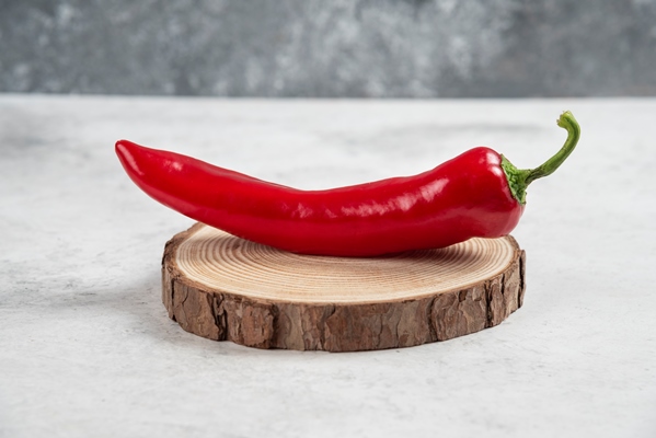 hot chili pepper on wood piece - Острый фруктовый салат