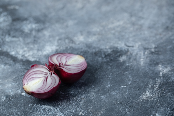 sliced purple onion on a marble background - Архангельский салат из трески