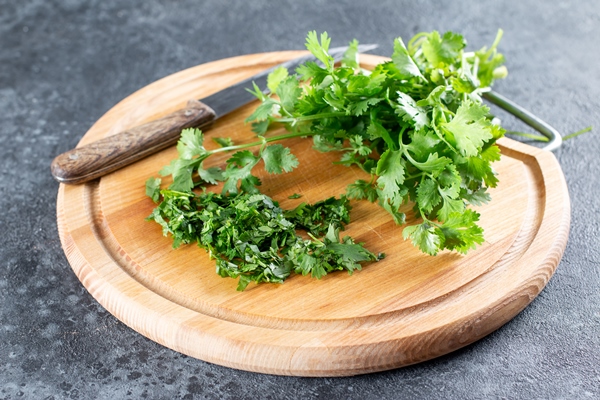 chopped greens parsley and cilantro for making a spicy salad with bell peppers carrots vegetables and sesame seeds step by step recipe healthy food - Острый салат из болгарского перца с морковью и кунжутом