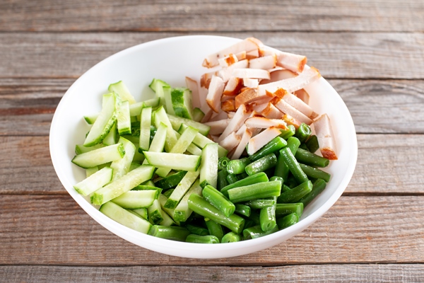 healthy salad with green beans chicken and cucumber hearty lunch tasty - Салат из стручковой фасоли с курицей и огурцами