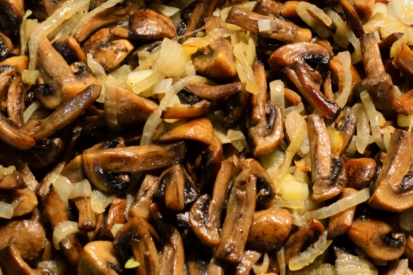 juicy tasty fried mushrooms with onions in a frying pan - Французский киш с курицей и грибами