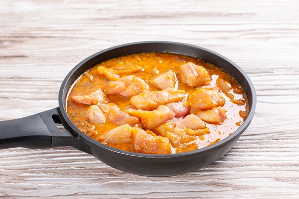 meat and curry sauce in a pan chicken kadhai - Курица карри (кадхай)