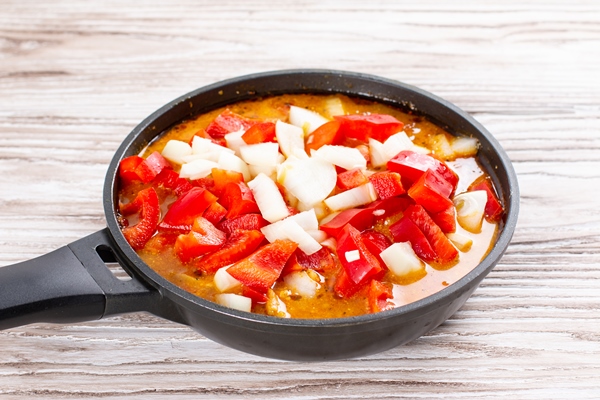 onions and peppers in a pan chicken kadhai - Курица карри (кадхай)