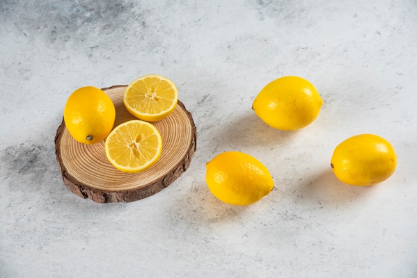 sliced and whole lemon on a marble background - Варенье из кабачков