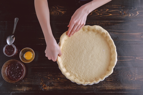 step by step production of strawberry pie 12 - Дрожжевой пирог с клубничным джемом