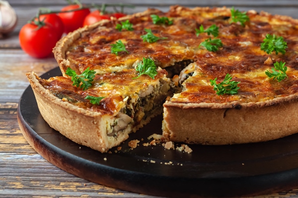 traditional french quiche pie with chicken and mushroom on a wooden background - Французский киш с курицей и грибами
