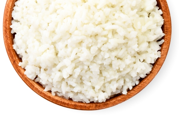 cooked rice in a wooden plate on a white background the view from the top - Рисовое молоко двумя способами