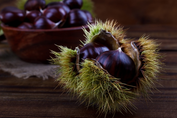 fresh chestnuts in a bowl - Печёные каштаны