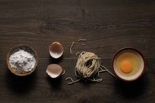 raw asian homemade noodle with eggs salt egg shell and flour copy space for wallpaper or backgrounds - Суп с фрикадельками, нутом и лапшой