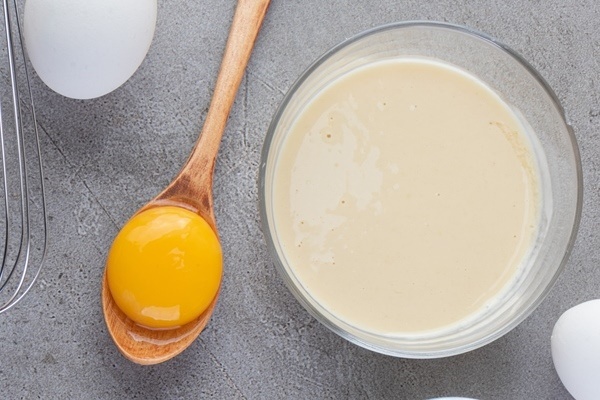 raw fresh white chicken eggs placed on a stone background - Сливочный крем-суп из каштанов (старинный рецепт)