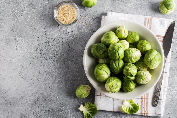 brussels sprouts cabbage fresh organic in jar on table in kitchen - Брюссельская капуста с беконом и каштанами