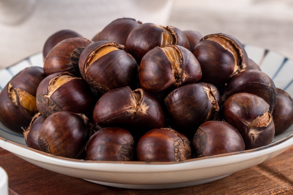 delicious cut roasted chestnuts with oil and sugar healthy eating snack in life close up - Жареные каштаны: польза, противопоказания, рецепт приготовления