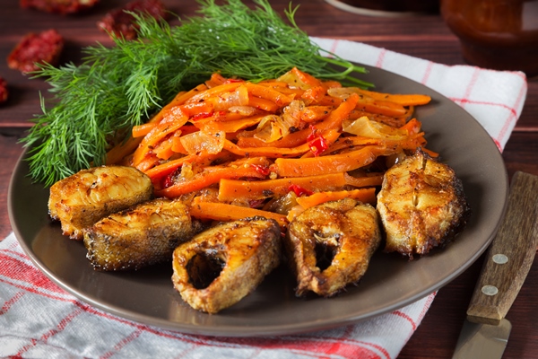 fried fish with dill and carrot - Календарь питания Рождественского поста по дням