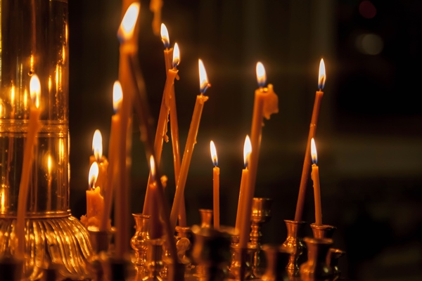 many burning wax candles in orthodox church or temple for ceremony easter - Календарь питания Рождественского поста по дням