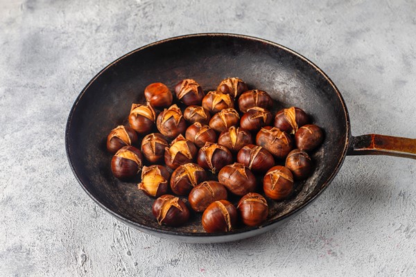 tasty roasted organic chestnuts 1 - Брюссельская капуста с беконом и каштанами