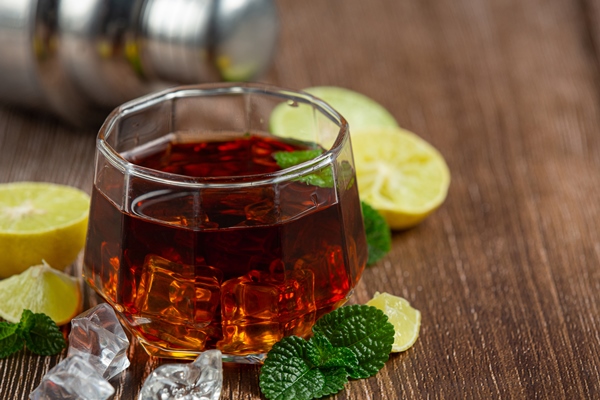 whiskey whiskey with cola and lime ready to drink - Масляный рождественский штоллен