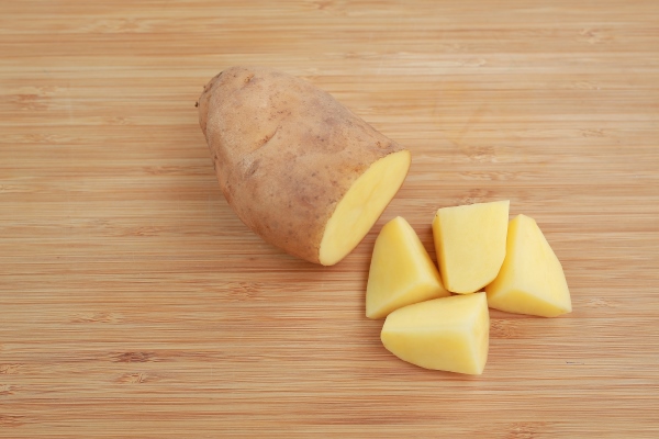 chopped potatoes on wood board - Грибной суп с соленьями в горшочках