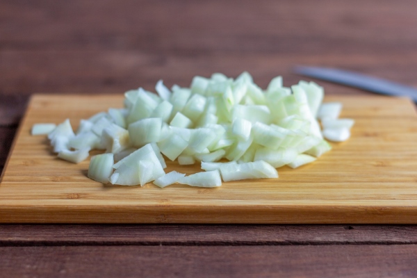 diced onions on a cutting board close up - Луковый взвар