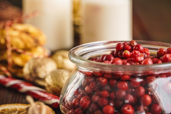 glass bowl with cranberries on table close up - Клюквенный (или брусничный) взвар