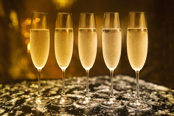 glasses with champagne on a black background vintage tone - Безалкогольный игристый напиток