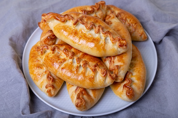 pies pirozhki with cabbage - Русский столовый хрен