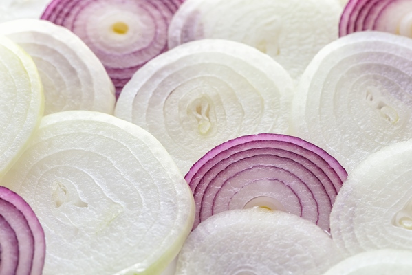 purple and white onions are sliced into circles - Заправка в квашеную капусту