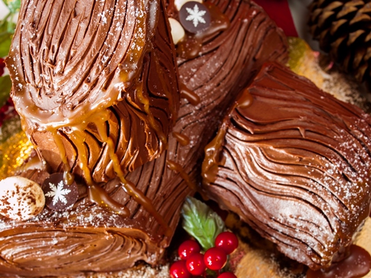 traditional christmas yule log cake decorated with marzipan mushrooms 3 - Торт "Рождественское полено" с вишней