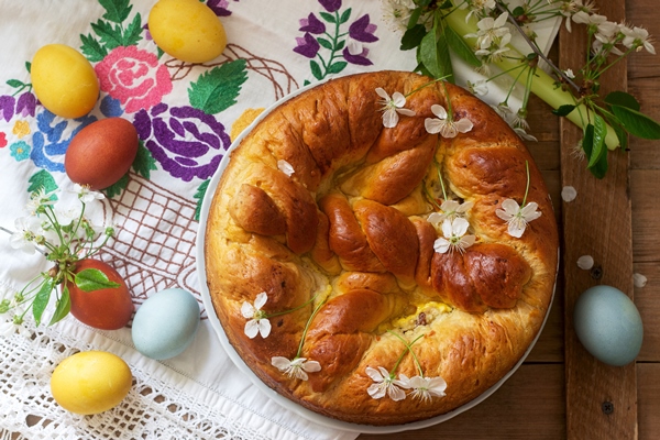 traditional moldavian and romanian easter cake with curd filling and decoration in the form of a cross - Неизвестная история пасхального кулича
