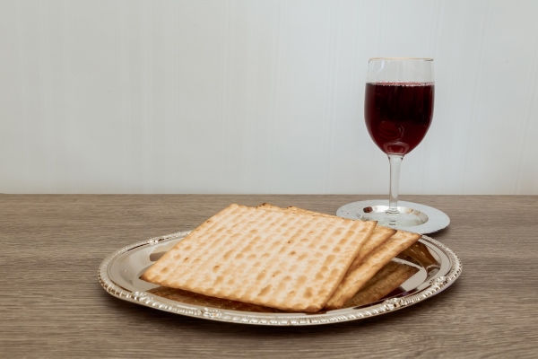 wine and matzoh jewish passover bread passover matzo passover wine - Неизвестная история пасхального кулича