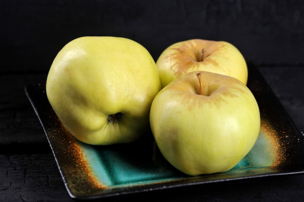 yellow apples varieties antonovka on a plate - Яблочная приправа-взвар