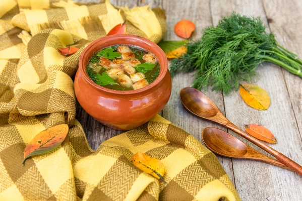 autumn soup with croutons and herbs in clay pots - Суп из баранины с помидорами в горшочке