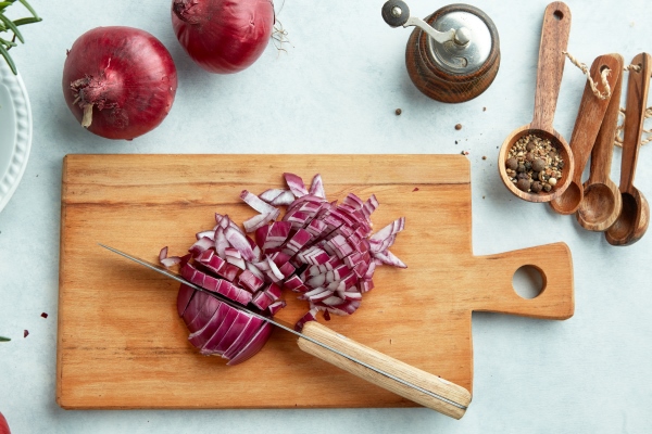 chopped red onions on wooden cutting board top view - Люля-кебаб