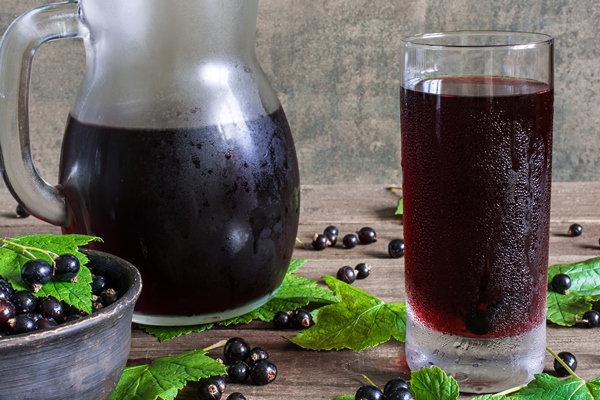 cold black currant juice in a glass and pitcher - Камберлендский соус (английская кухня)