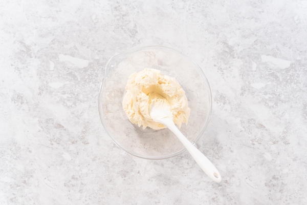 flat lay preparing vanilla buttercream frosting for decorating funfettti bundt cake - Торт "Медовик" классический