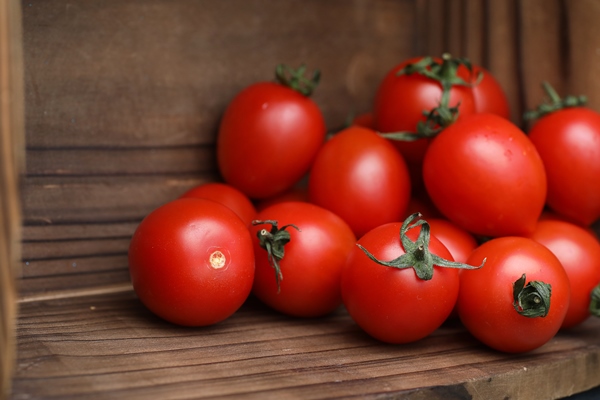 fresh bright and juicy tomatoes on the kitchen table - Суп из баранины с помидорами в горшочке