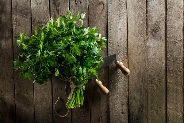 fresh colorful vibrant parsley with knife on wooden table summer spring healthy life or detox concept - Домашняя кулинарная соль