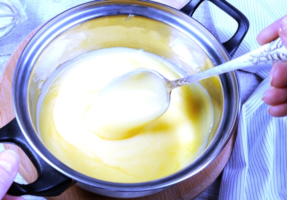freshly prepared lemon kurd custard on fruit juice in a saucepan stir with a spoon - Торт "Медовик" классический