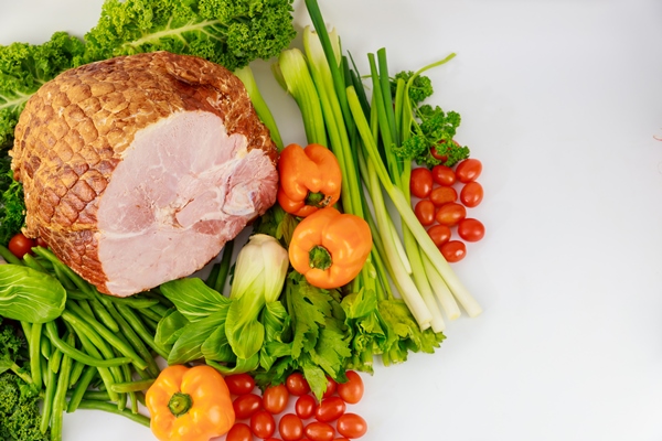 glazed pork ham with fresh vegetables healthy food easter meal - Буженина домашняя
