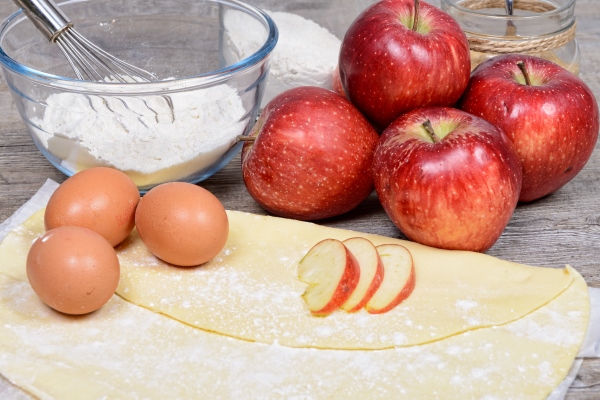 ingredients for apple pie with flour apples and ciders - Пирог "Мечта" с яблоками