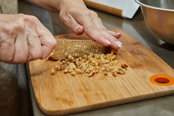 chef grinds nut with knife to add to the salad step by step recipe - Ржаной хлеб