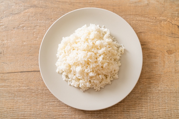cooked thai jasmine white rice on plate - Пюре из курицы и риса с морковью и яблоком (питание детей до 1 года)