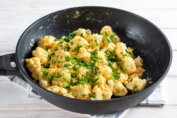fried cauliflower with egg and cheese with herbs and spices 1 - Цветная капуста с яйцом и сыром