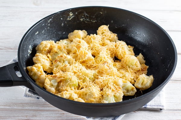 fried cauliflower with egg and cheese with herbs and spices - Цветная капуста с яйцом и сыром